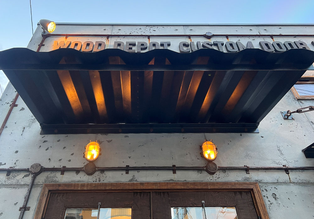 インダストリアルな庇：コンテナ鉄板端材を利用した重厚な造形