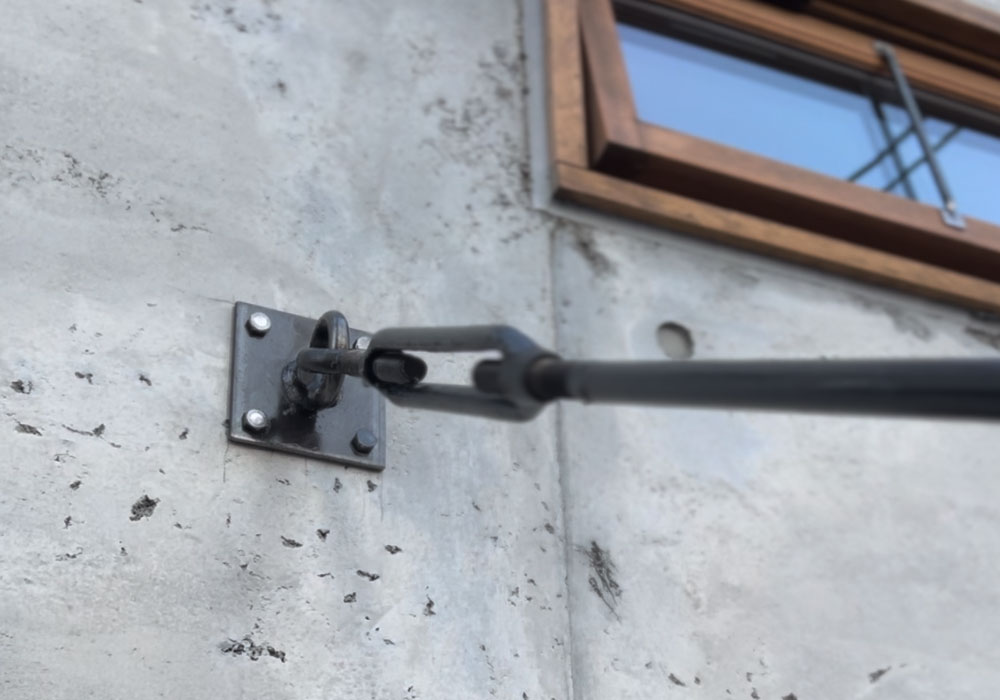 こだわりのディテール：鉄プレートへのアイボルト溶接