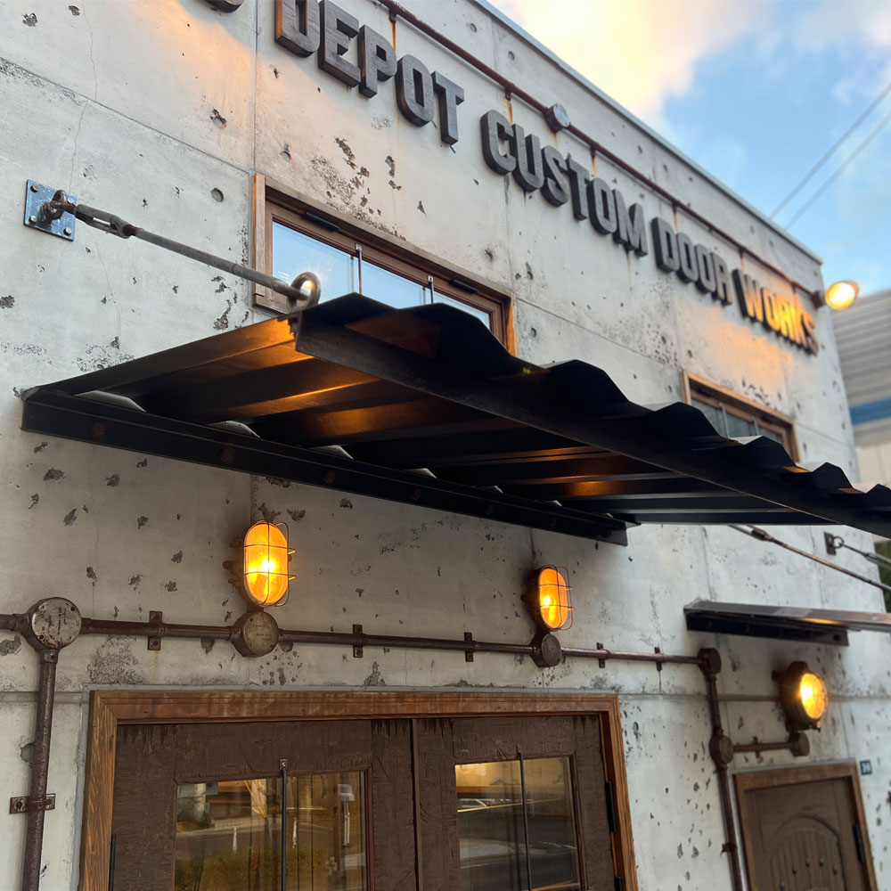 店舗外観のアクセントに。無骨な庇でヴィンテージドアを格上げする極意