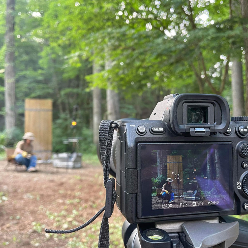 本物志向の店舗・リノベーションに。森と共に撮影した、木製ドアの普遍的価値