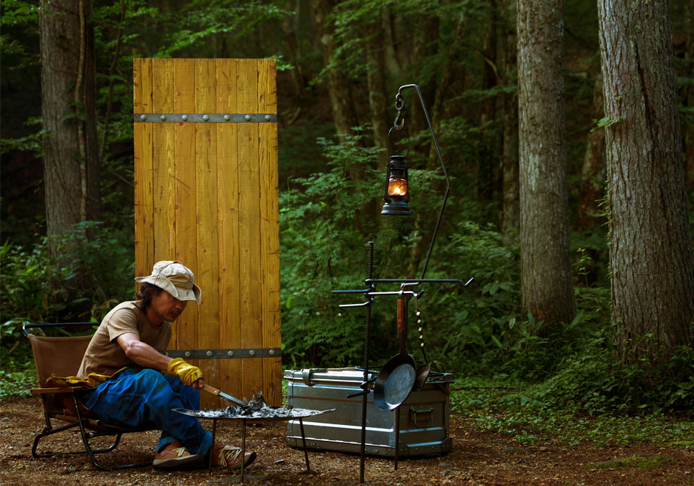 高山の森に佇む木製ドア：自然の光と影が織りなす静寂