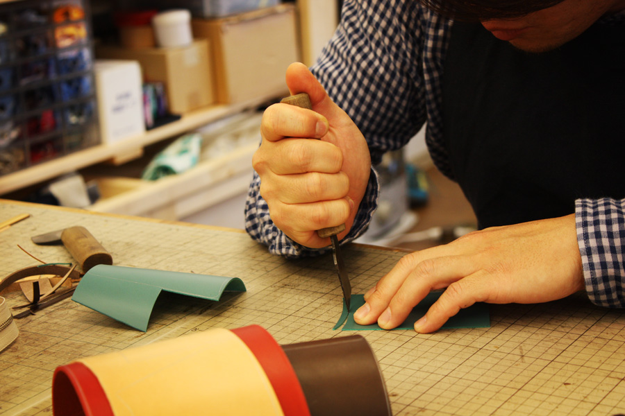 atelier gungnir 様 店内の様子と木製玄関ドア