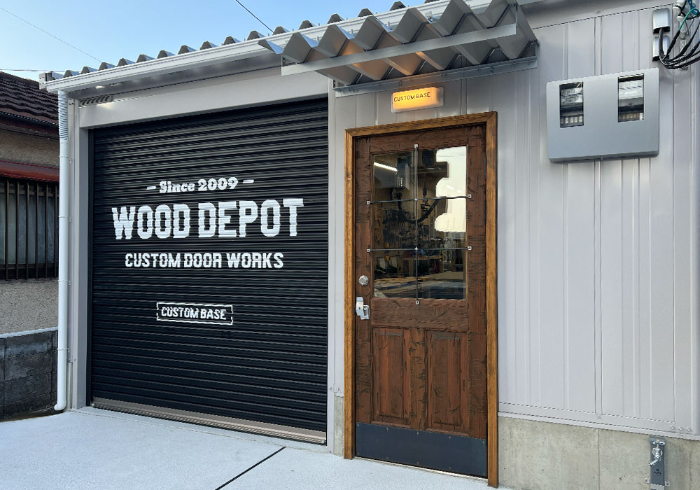 倉庫×木製ドアのコントラスト：ガルバリウム外壁に映えるヴィンテージドア