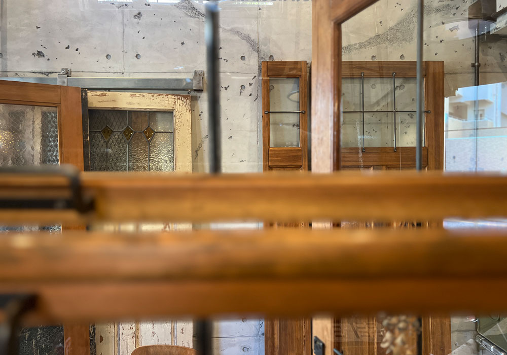 高さ2m30cmの特注木製玄関ドア：圧倒的なスケール感