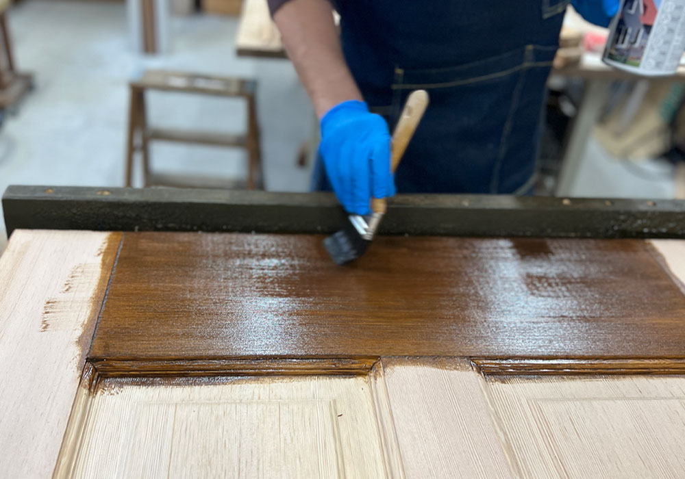 塗装工程：木肌の呼吸を感じながら色を乗せる職人技