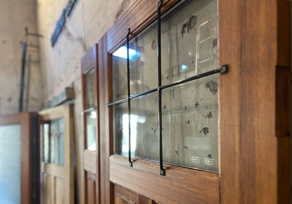 ディテール：格子デザインとガラスの美しさ