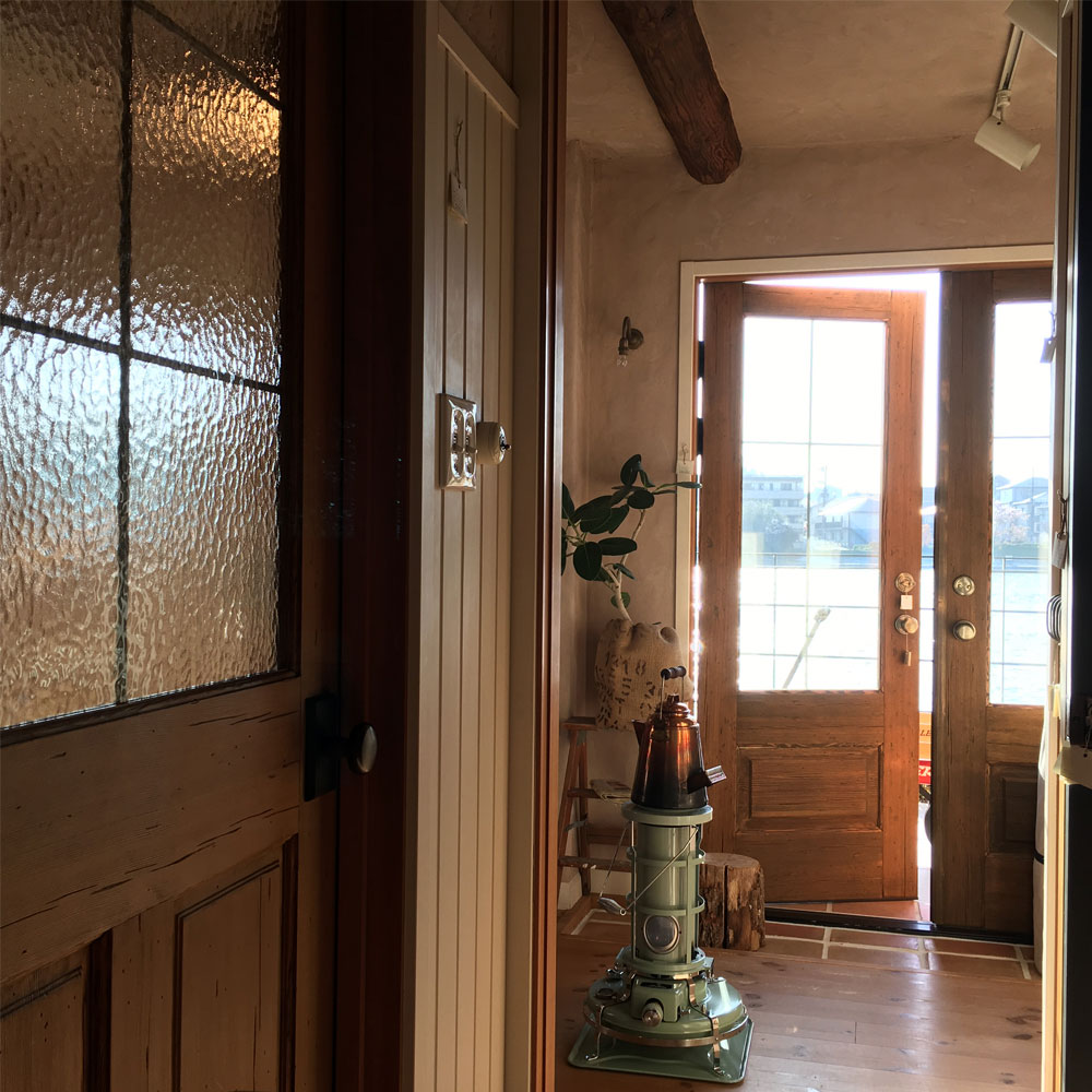 10年経っても色褪せない「顔」。観音開き木製玄関ドアで叶える理想の商業空間