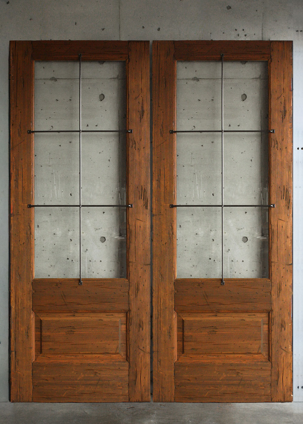 アイアン格子と重厚な木目が特徴の観音開きドア