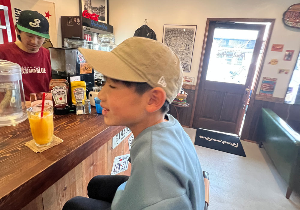 AMERICAN DINER BLACK AND BLUE様の店内:オーナーのセンスが光る空間