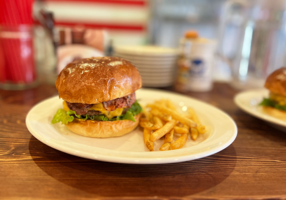 超ボリュームのベーコンチーズバーガー:肉汁たっぷりの本物の味