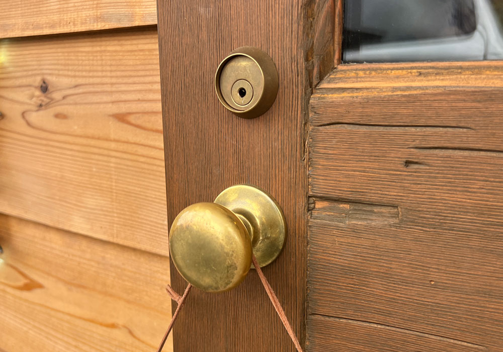 経年変化した真鍮ドアノブ:ピカピカから渋いくすみへ