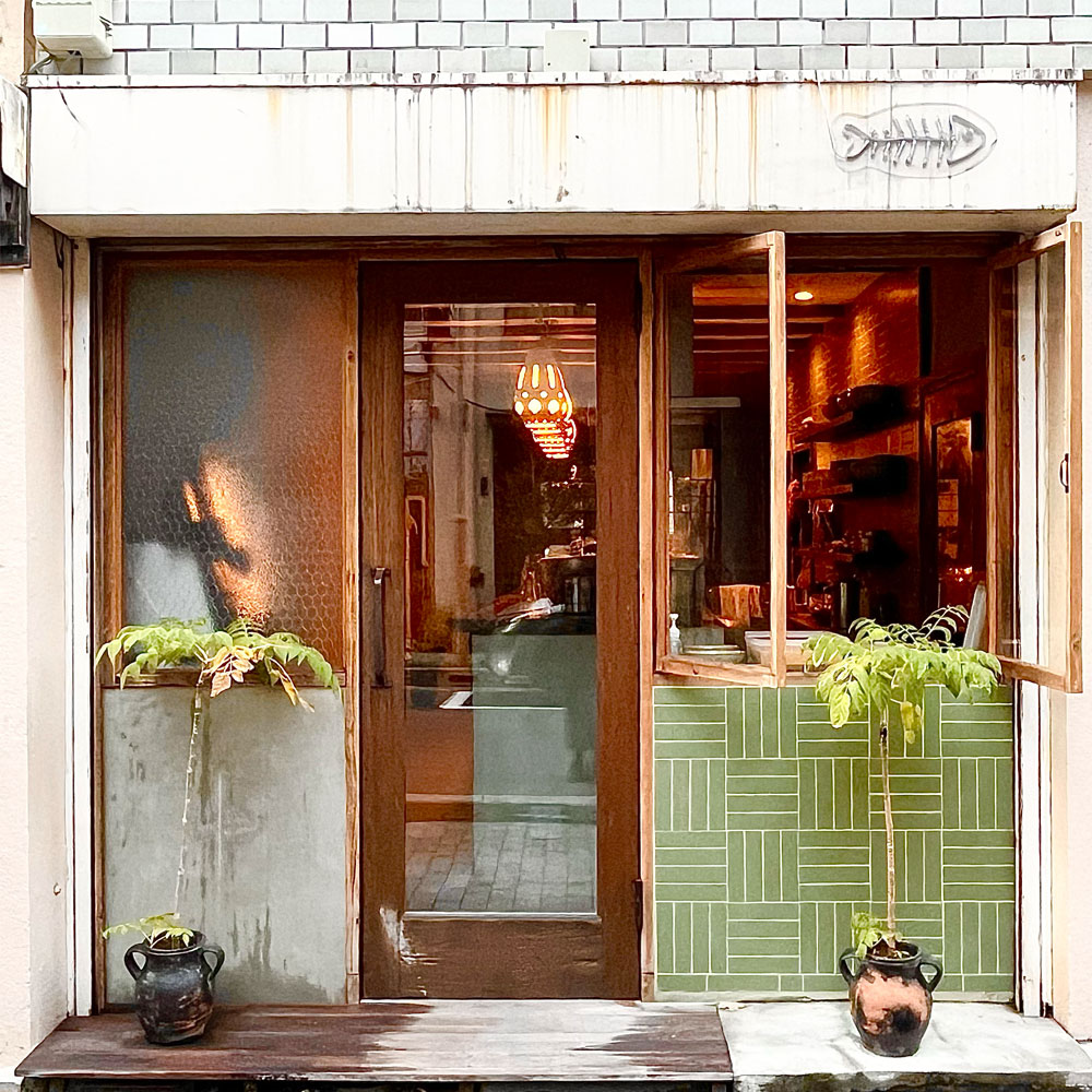 昭和レトロを活かす店舗リノベーション｜木製玄関ドアで叶える究極のヴィンテージ感