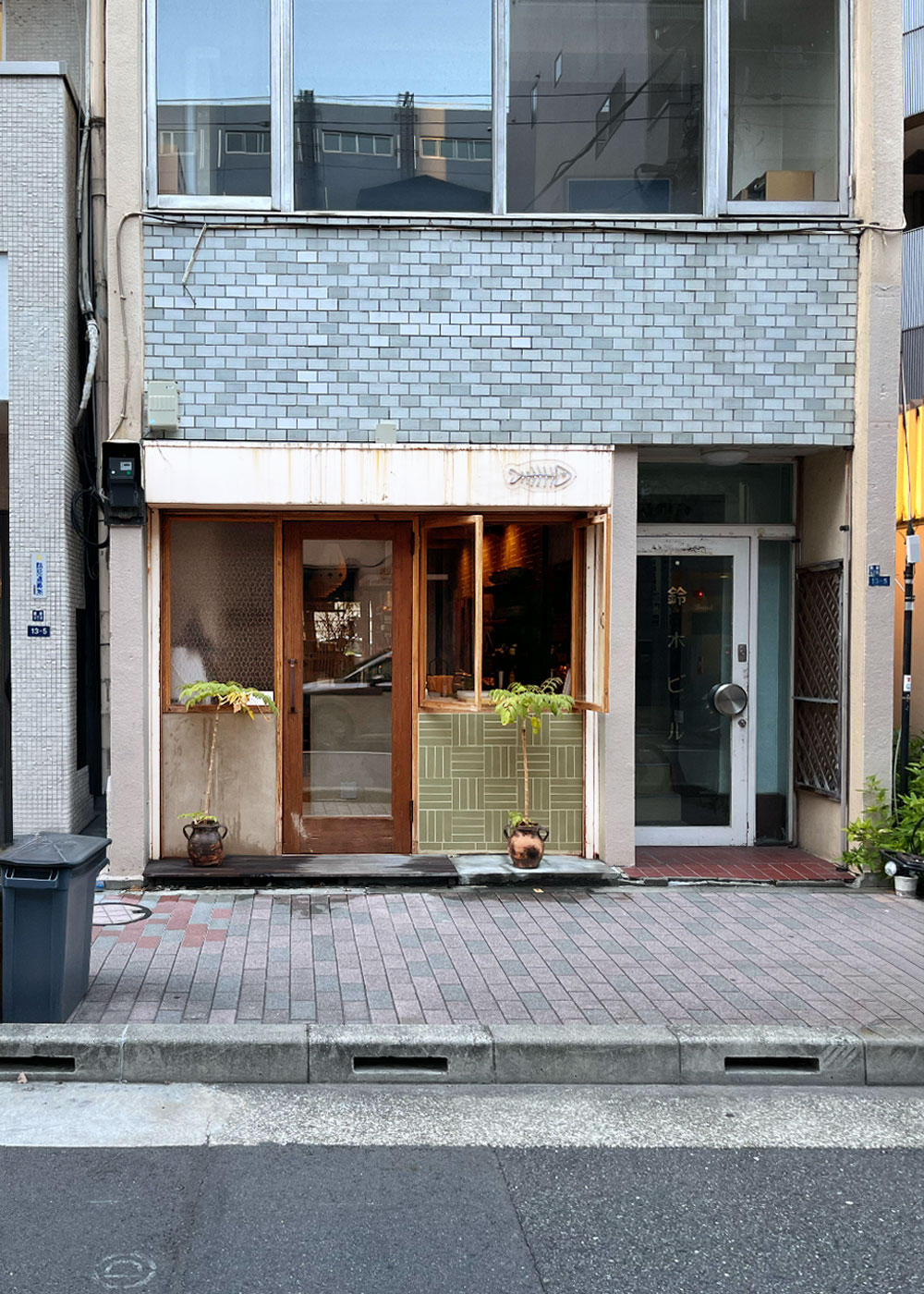 銀座の韓国プゴク専門店たらちゃん:ヴィンテージドアが映える外観