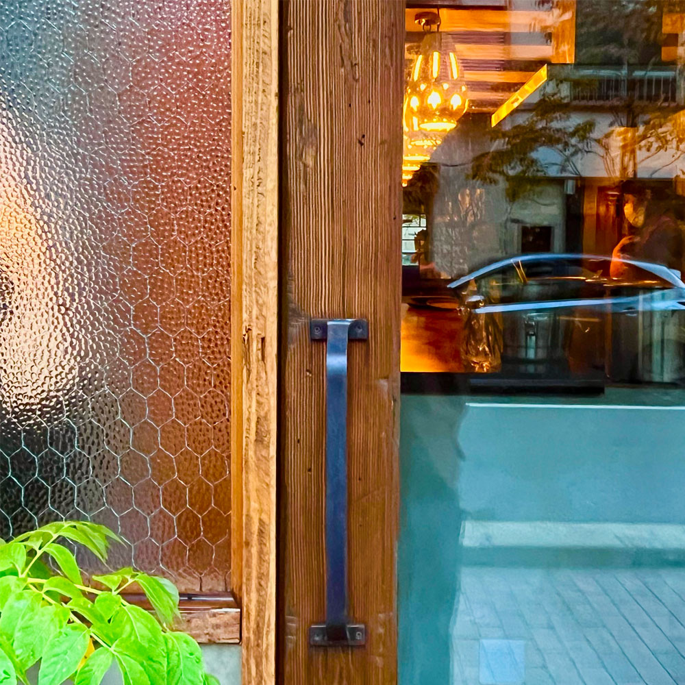 木製ドアID-864のクローズアップ:職人技が光るヴィンテージ加工