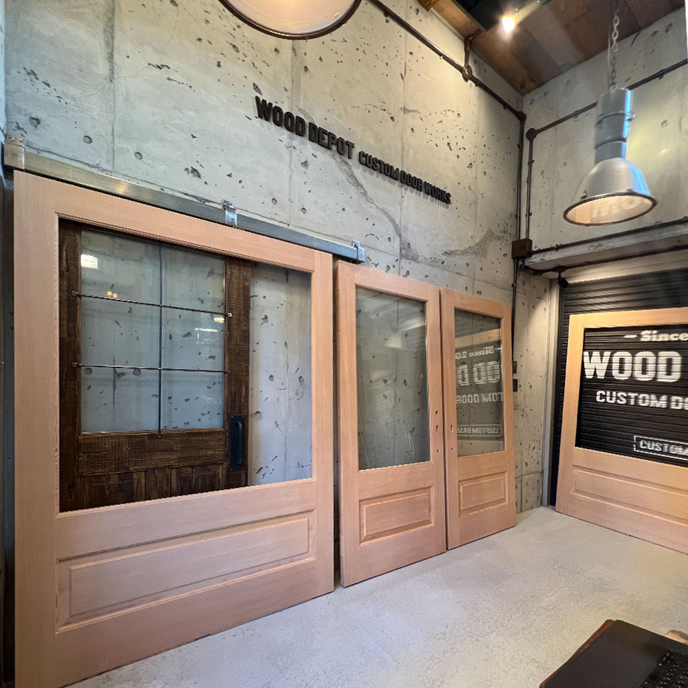 店舗改装で差をつける。サイズオーダー木製玄関ドアで理想の「店の顔」を作る