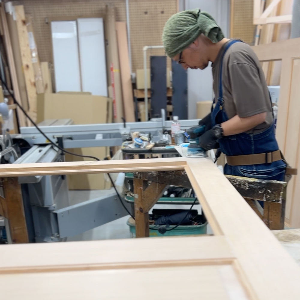 職人の手仕事：塗装の質を左右する丁寧なサンディング工程