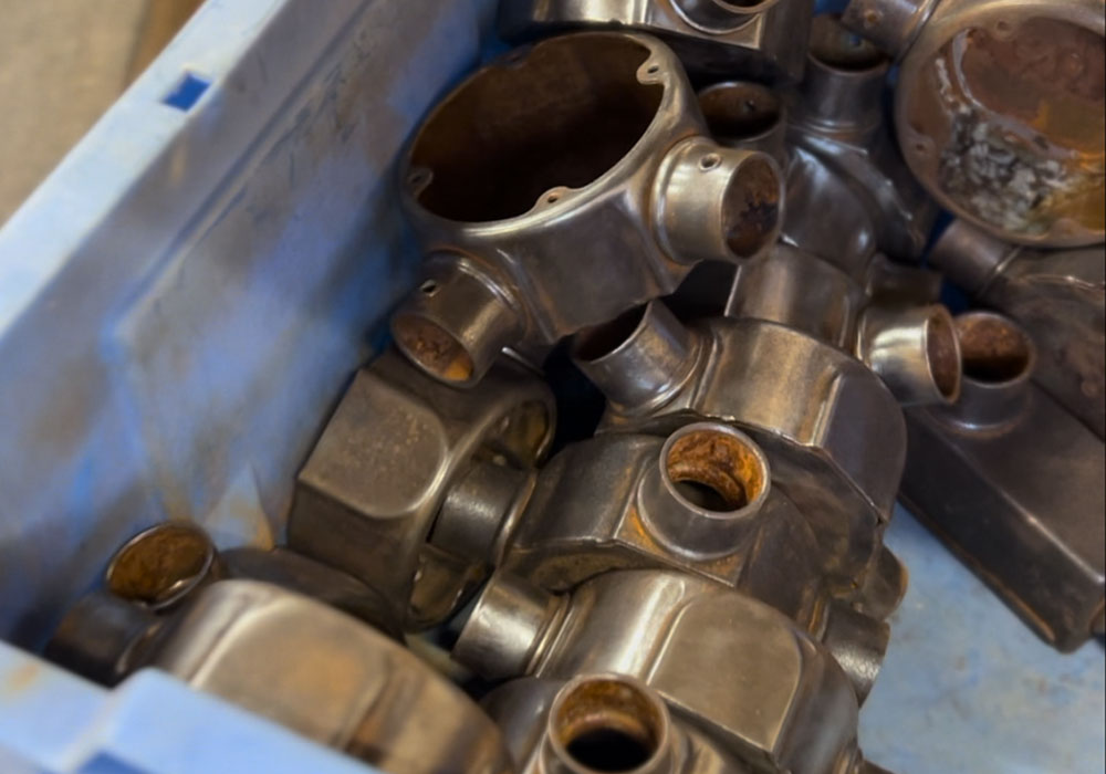 インダストリアルな電気配管：メッキを剥離し鉄の素地を引き出したパーツ