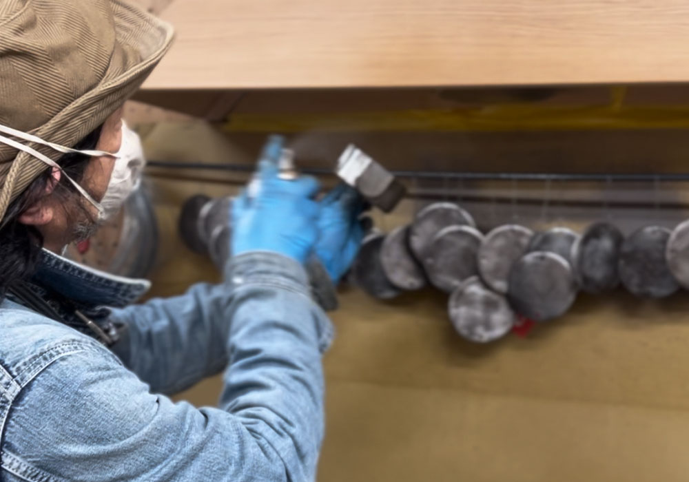 配管のエイジング工程：鉄の質感を活かしながら磨き上げる