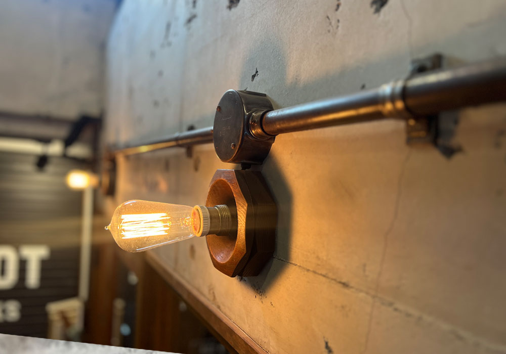 完成した電気露出配管：エジソンランプの灯りと調和するライン