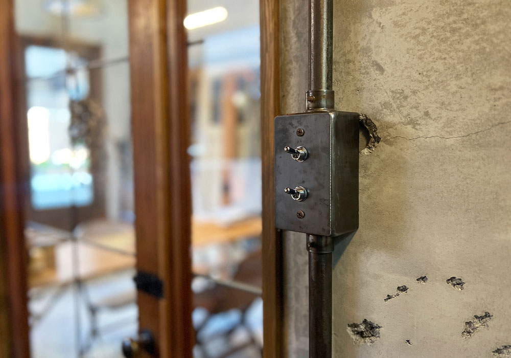 スイッチボックスのエイジング：指先に触れる場所まで一切の妥協なし