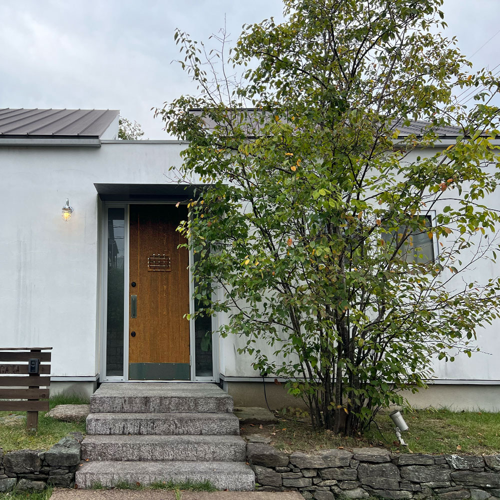 メンテナンスフリーを捨てて得た豊かさとは？木製ドアと庭が教えてくれた、3年目の「生きている家」