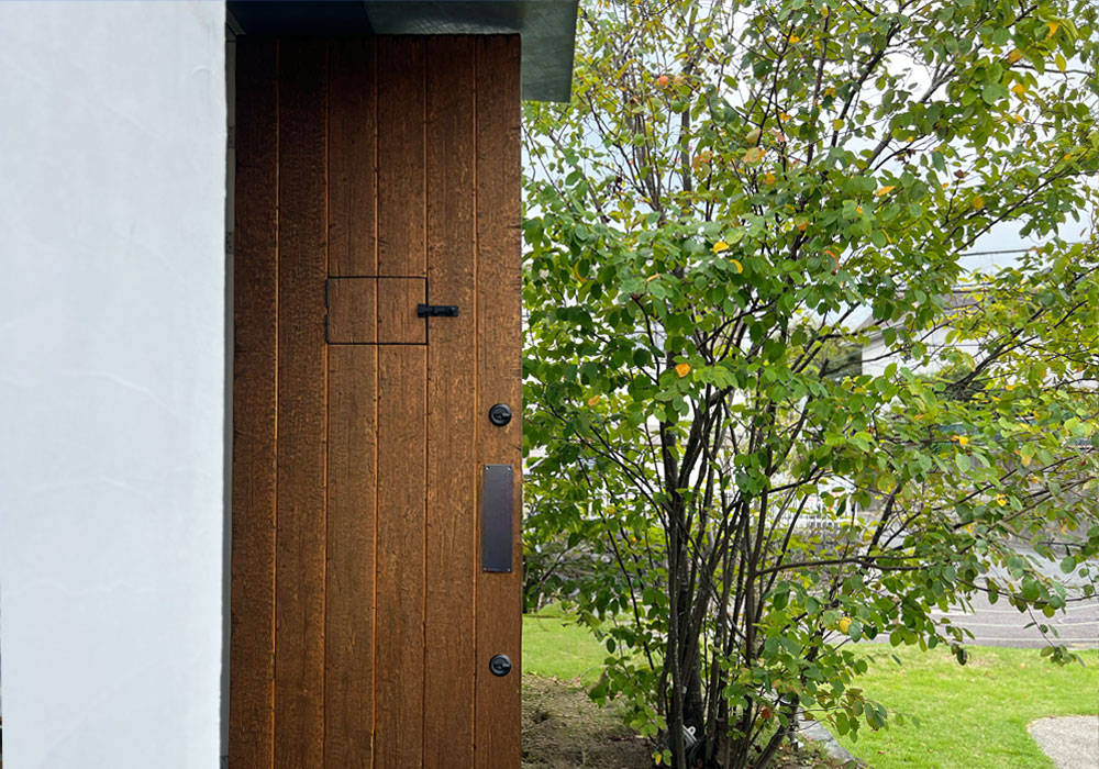 木製ドアの質感:呼吸する木と鍵の感触