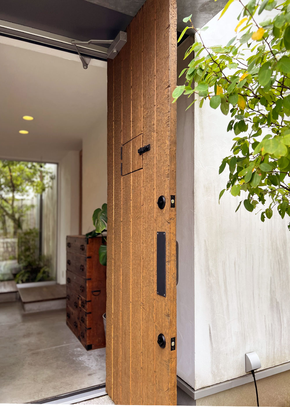 街並みと木製ドア:新しい物語を運ぶ風景