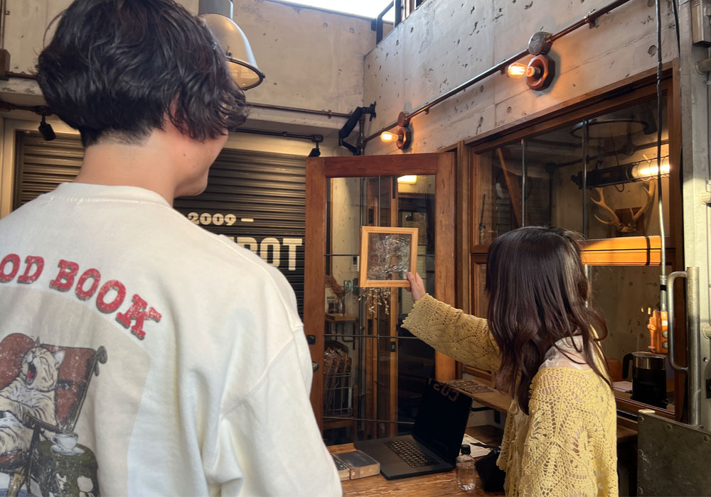 レトロガラスの質感確認:光の透け具合と木枠の調和をショールームで体感