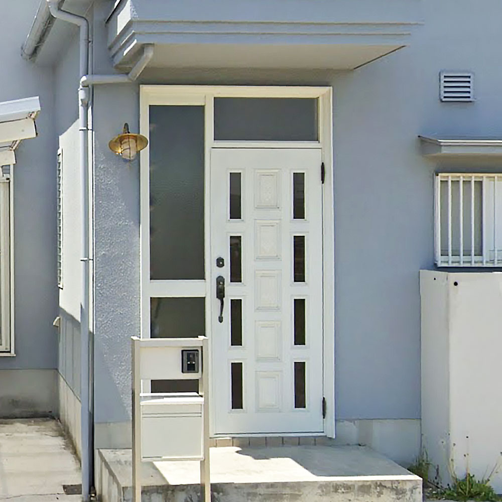 リノベーション前の玄関：無機質な空間をどう変えるか