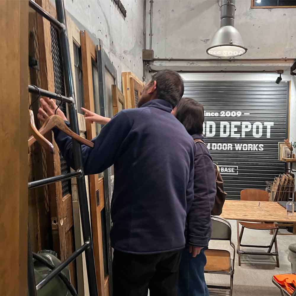 カフェ外観のこだわりは玄関から。自然素材で叶えるオーガニックな店づくり