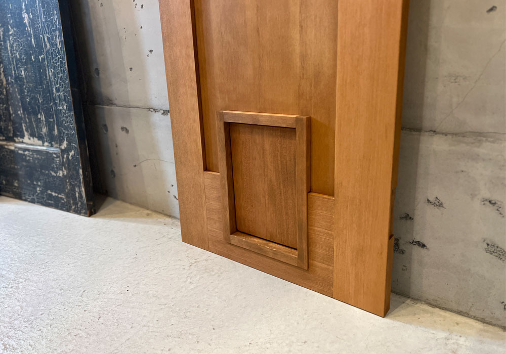 既存枠を活かしたサイズオーダーのペットドア付き木製ドア