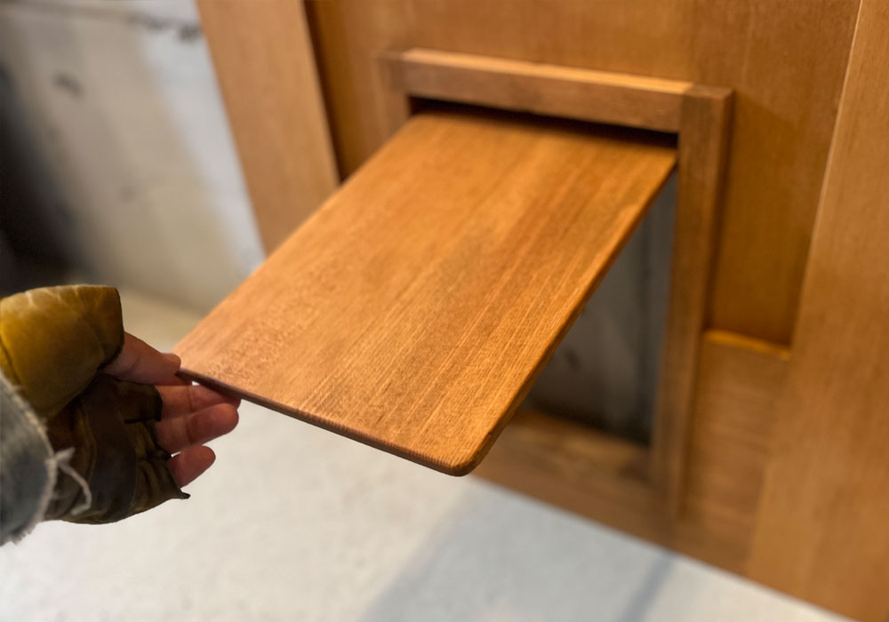 ペットが自分の意思で出入りできるペットドアフラップ