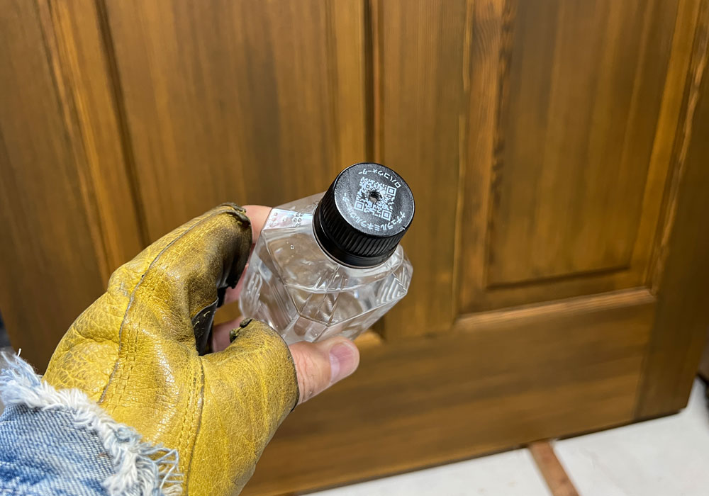 キャップに穴を開ける様子