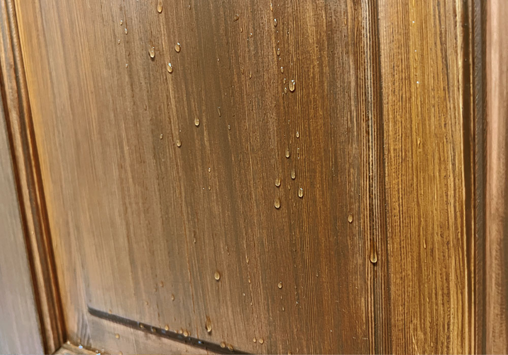 水を弾く正常な状態の木製ドア