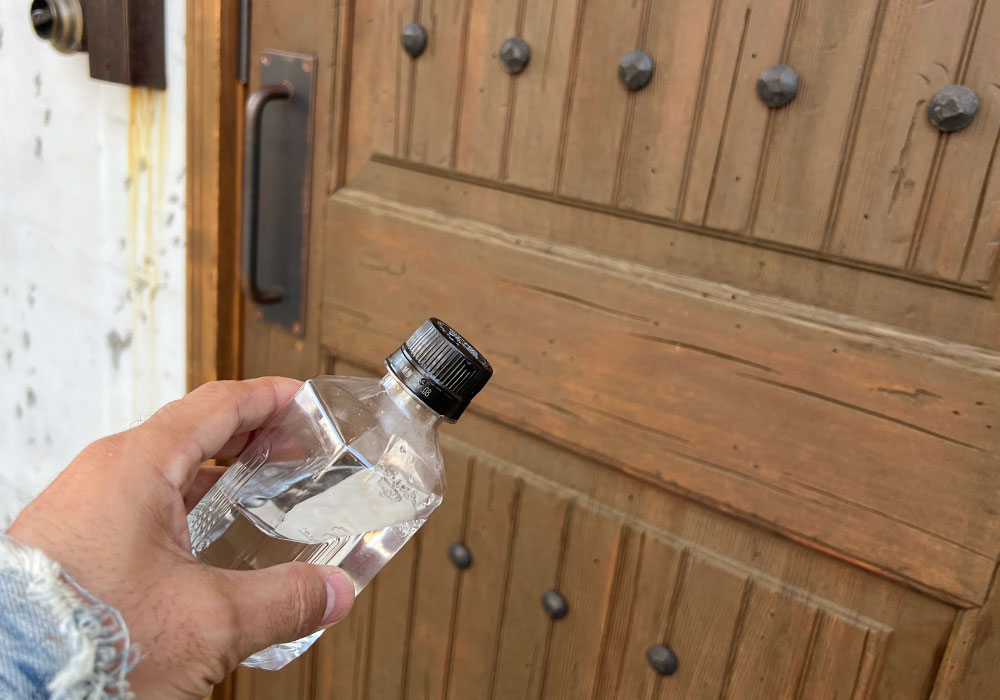 塗装後7年が経過した木製ドア