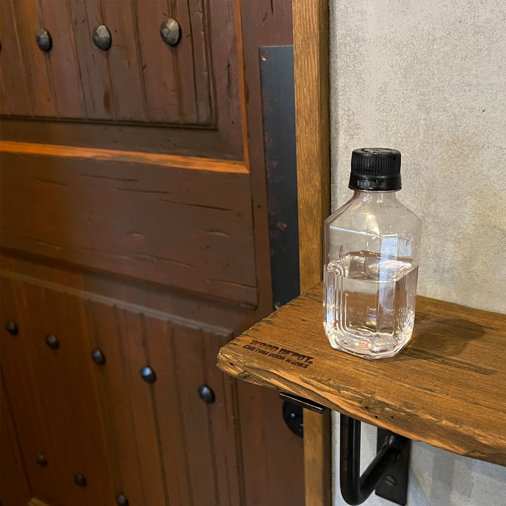 木製玄関ドアのメンテナンス塗装の時期は？ペットボトルで簡単撥水チェック