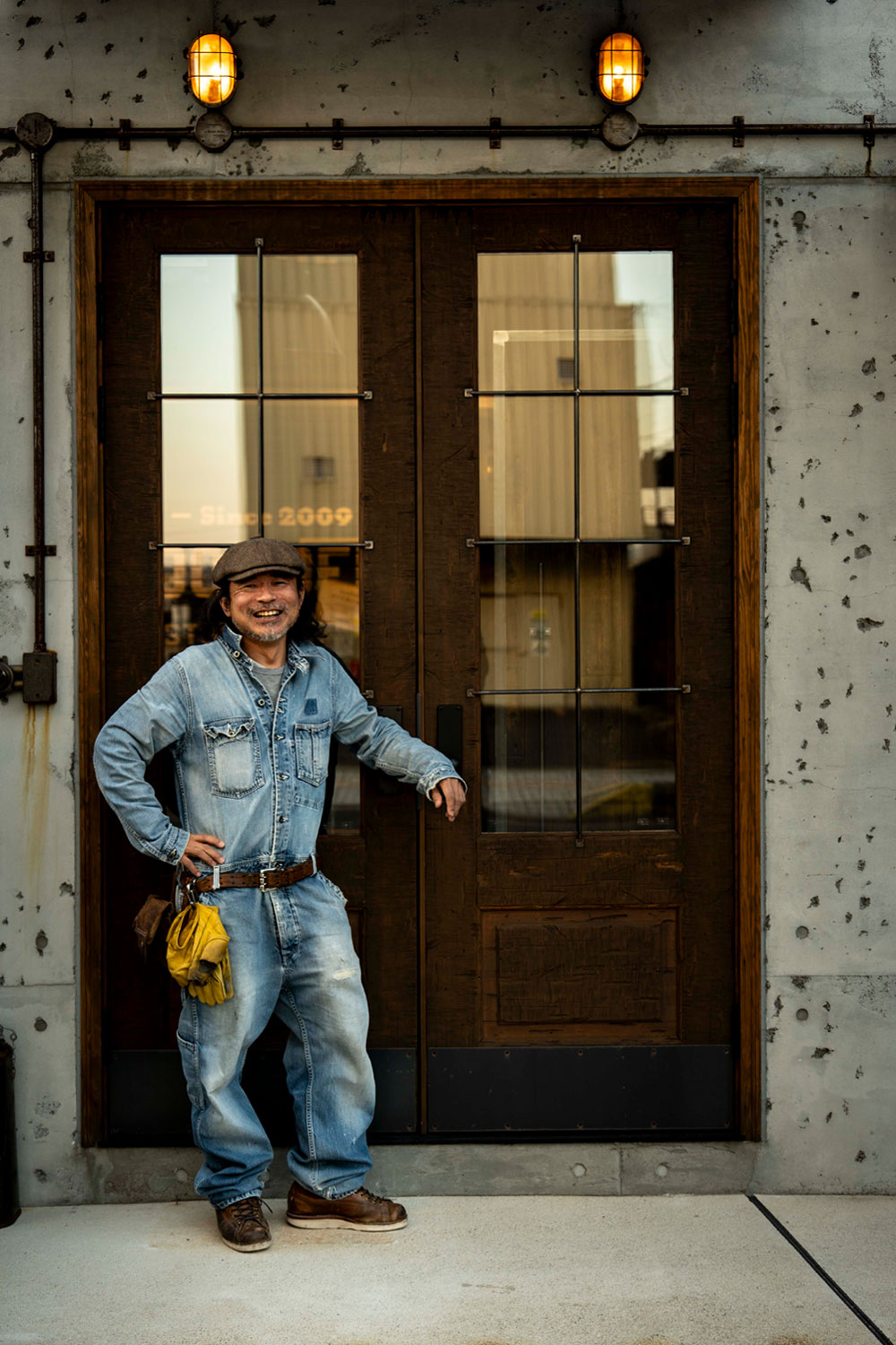 ヘビービンテージ仕上げのハイドア:ショールームの顔としての圧倒的な存在感