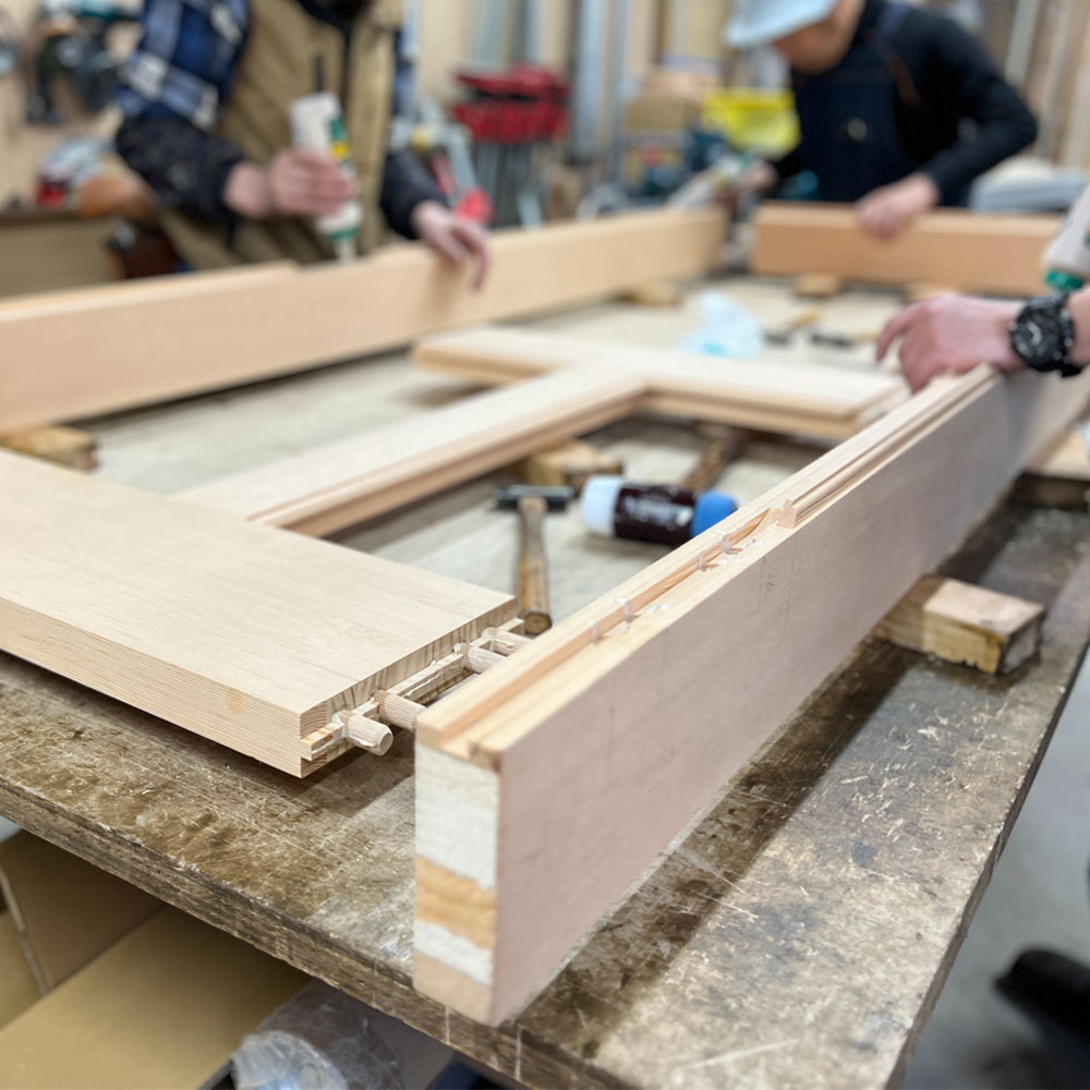 築十数年のアルミドアを木製へ。奥様の夢「庭を愛でる」玄関ドアリノベ