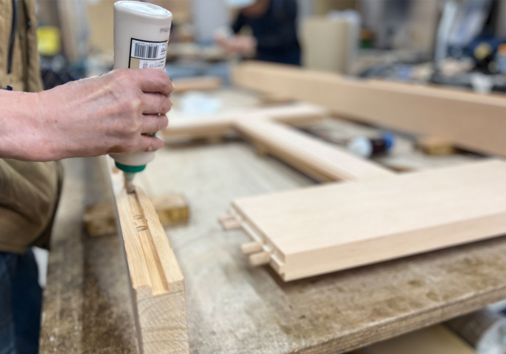 木製ドア製作風景:部材の接合工程