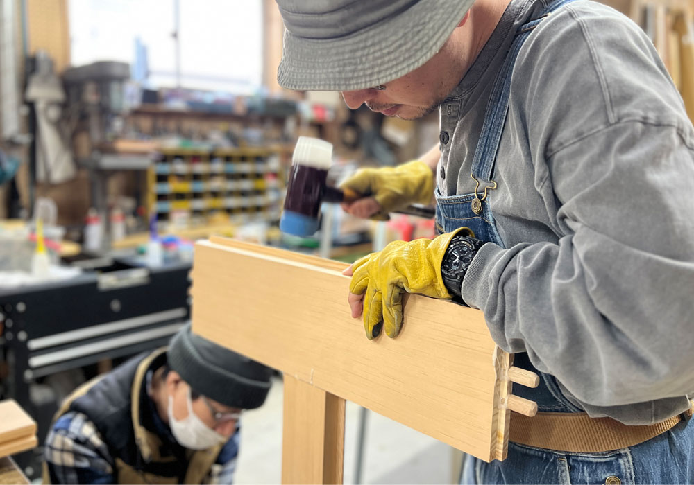 木製ドア製作風景:職人の手仕事