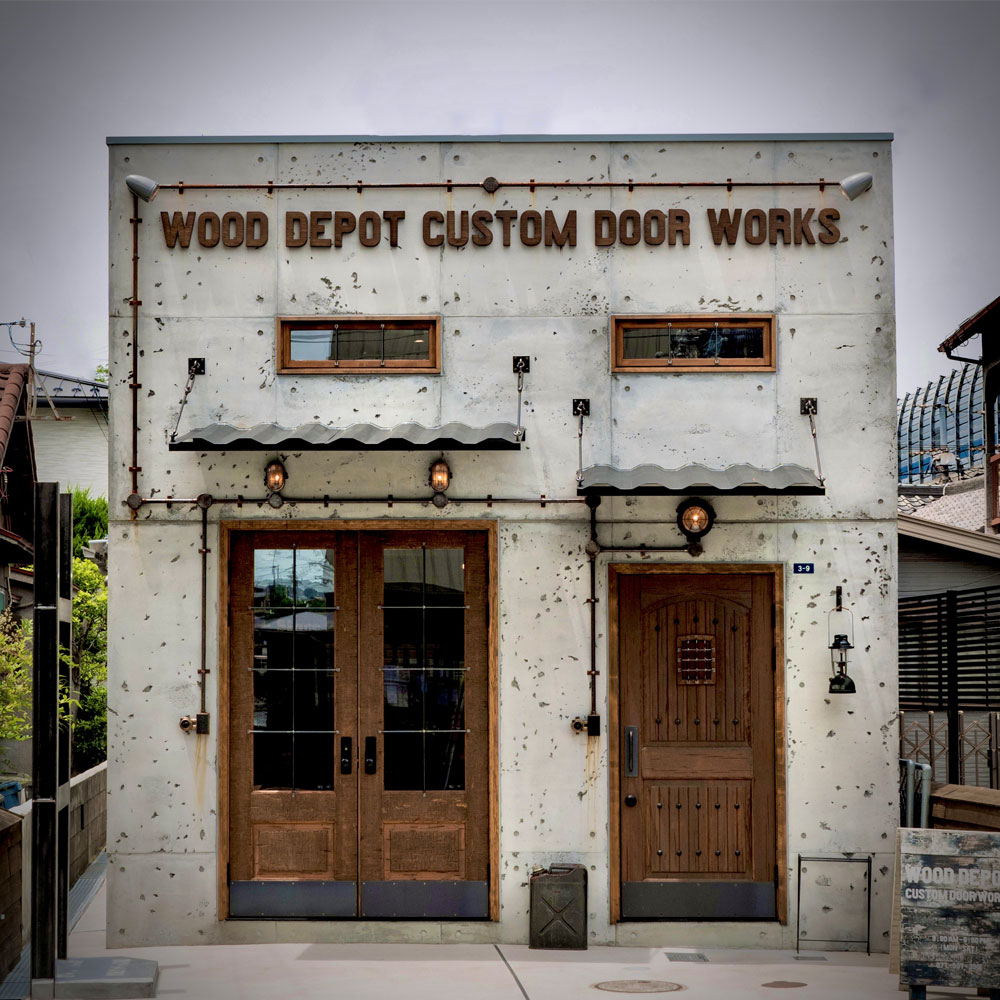 完成したショールーム外観:モルタル造形と木製ドアの調和
