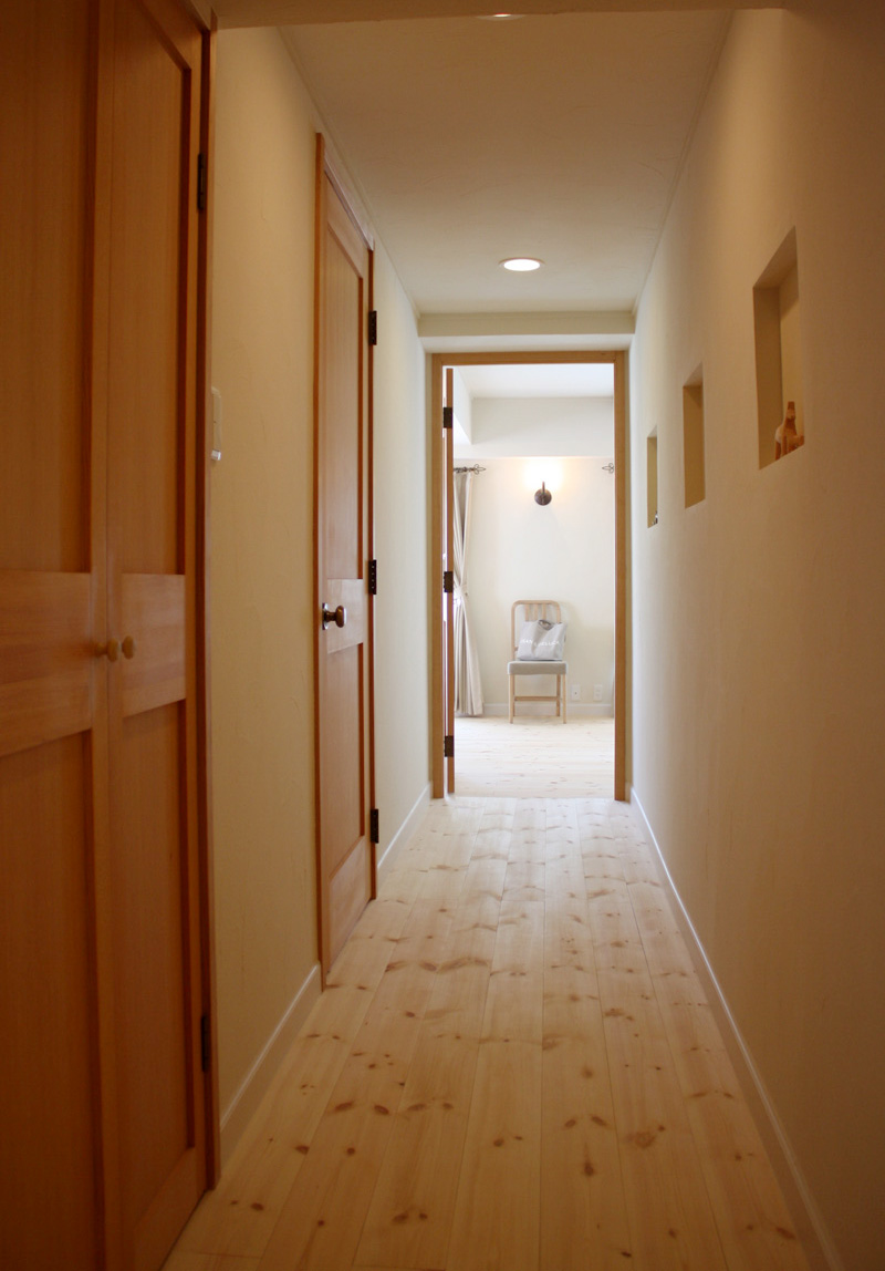 廊下エリア:木製室内ドア ID-211とクローゼットドア702パネル