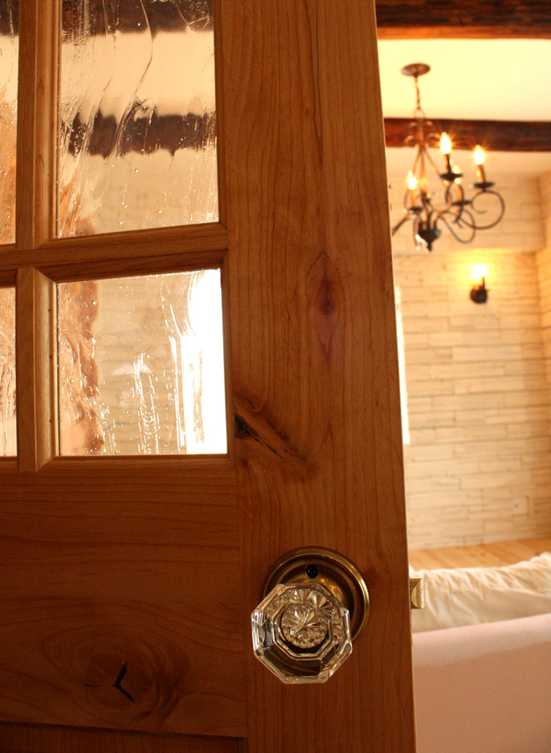 玄関エリア:室内ドア プレミアム・アトリエとドアノブ オールドタウン