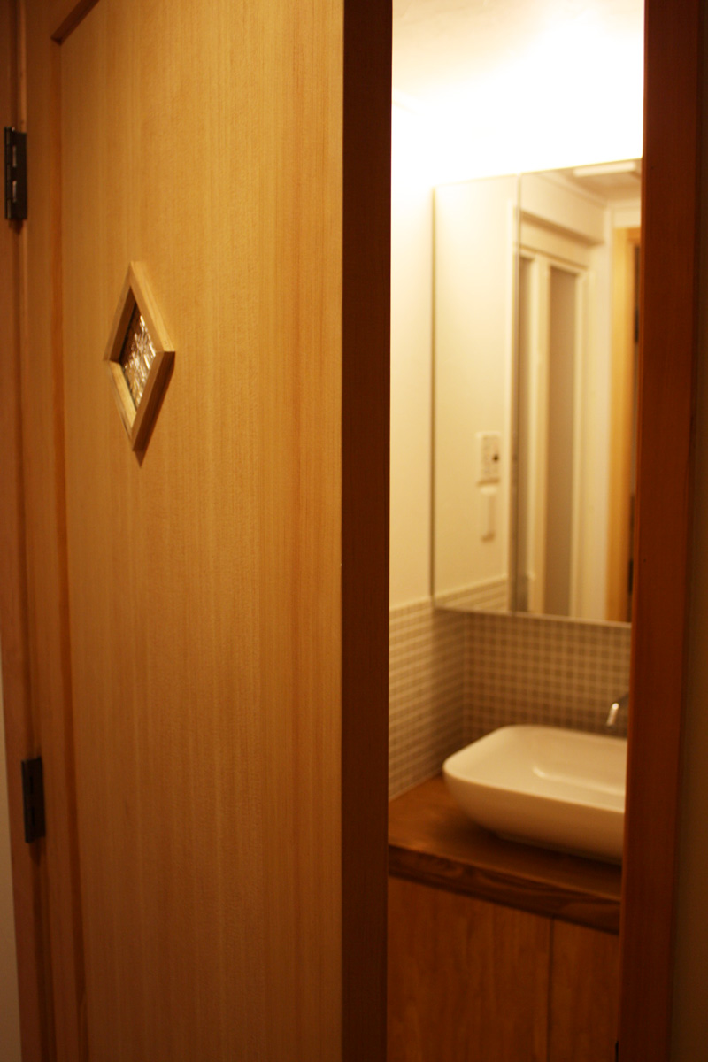 洗面所に採用した木製室内ドア ID-260