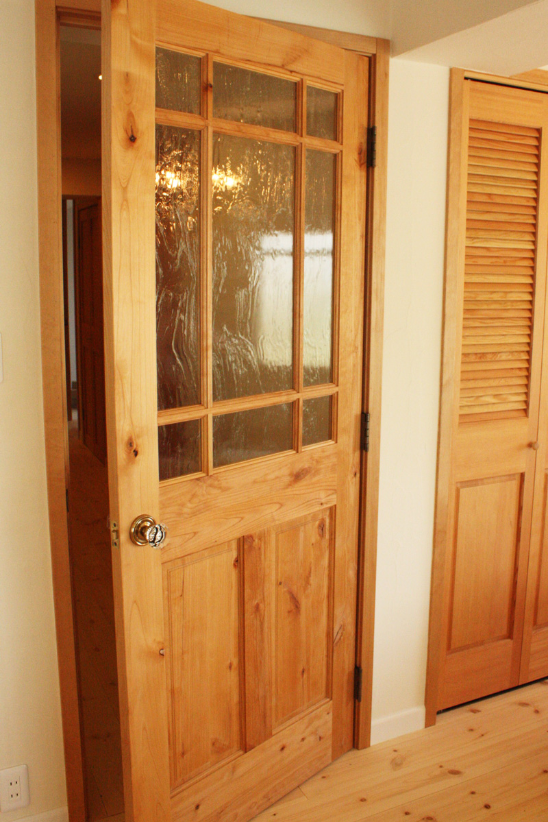 LDKのリビングドア 木製室内ドア ID-15(節ありノッティーアルダー材)