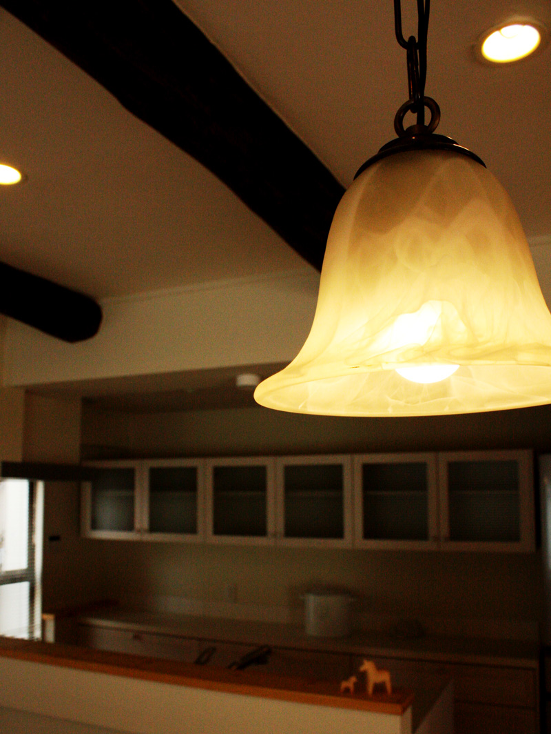 T様邸のリビング照明とドアノブ