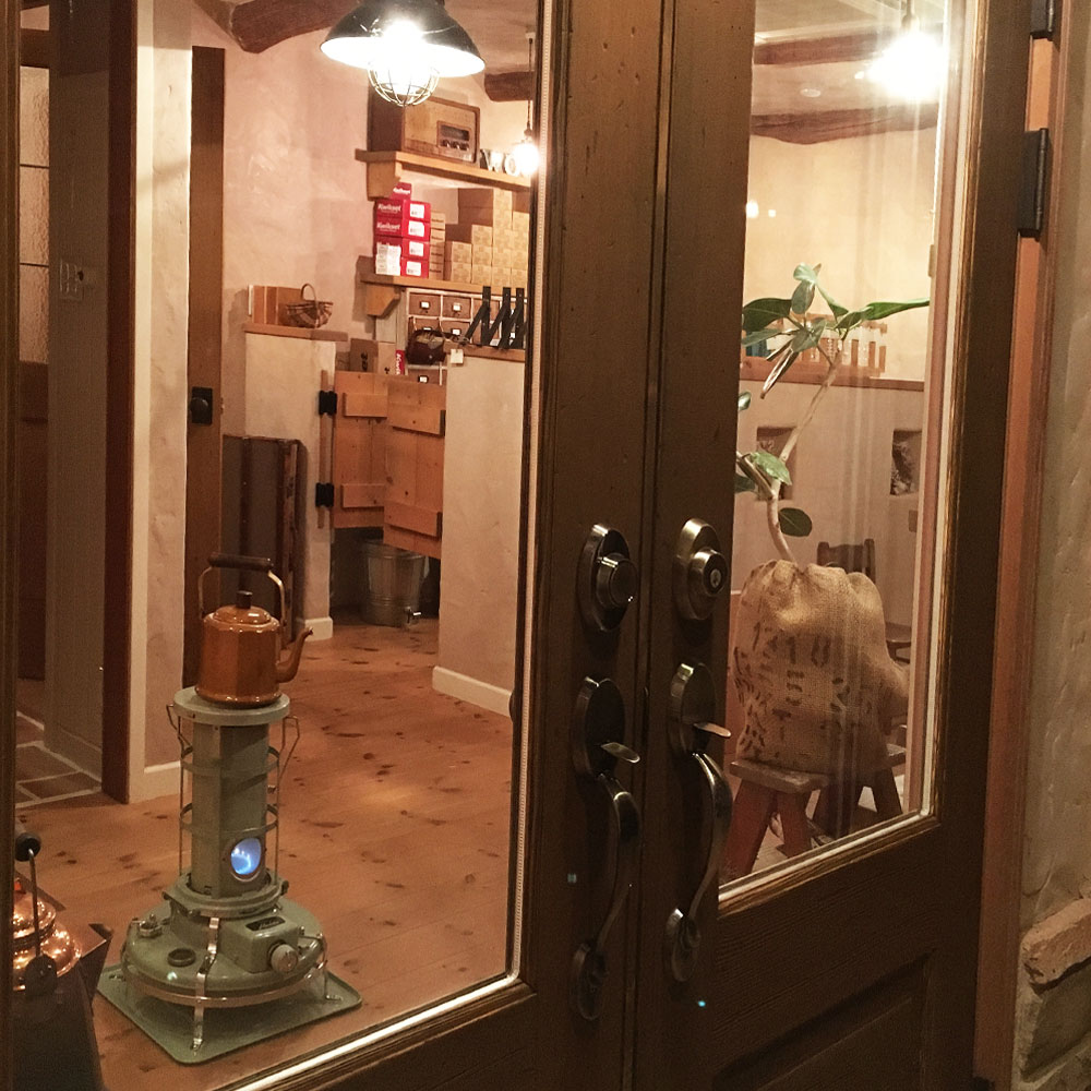 店舗改装で叶えるおとぎの国。観音開き木製玄関ドアで心ときめく外観へ