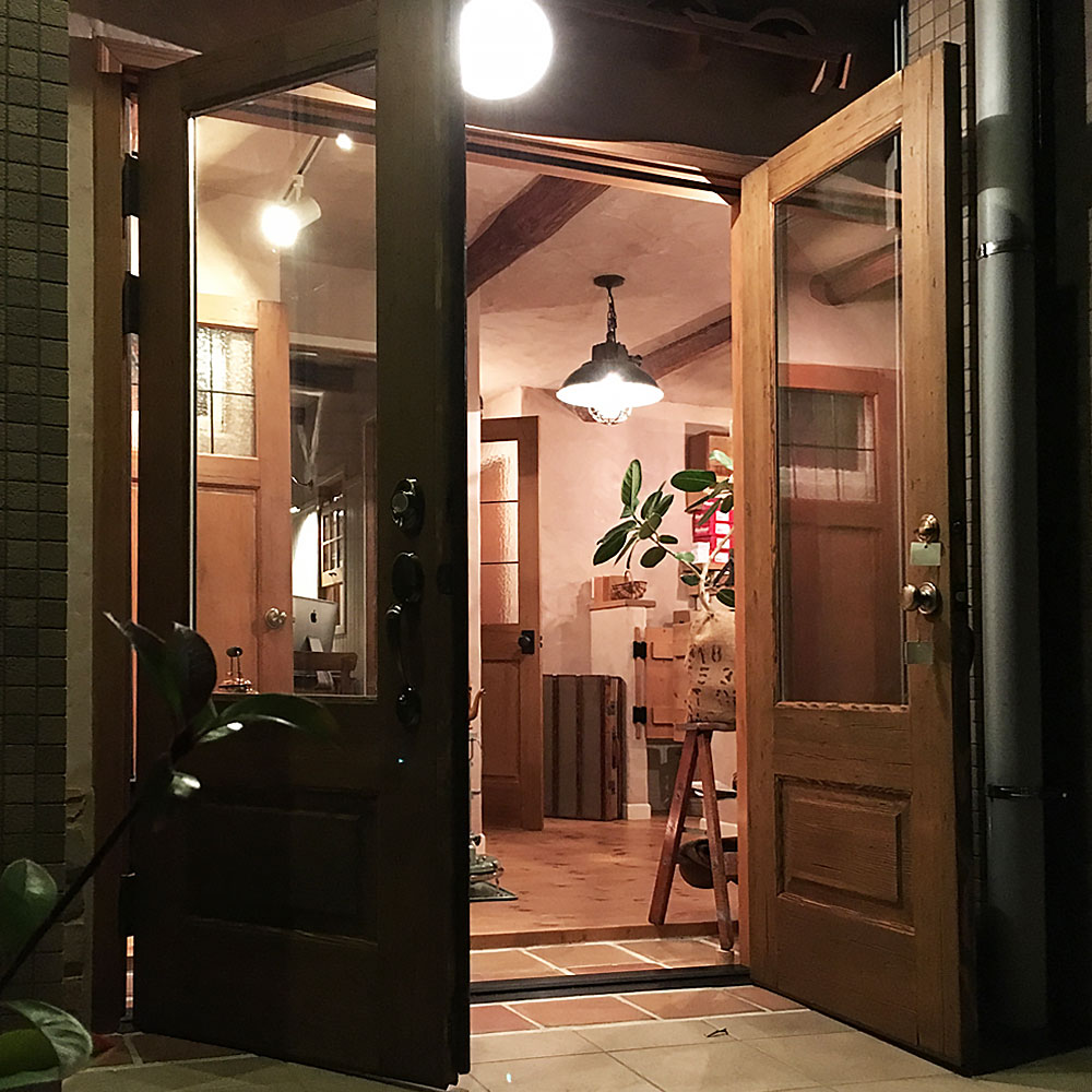 おとぎの国の入り口のような観音開きの木製ドア