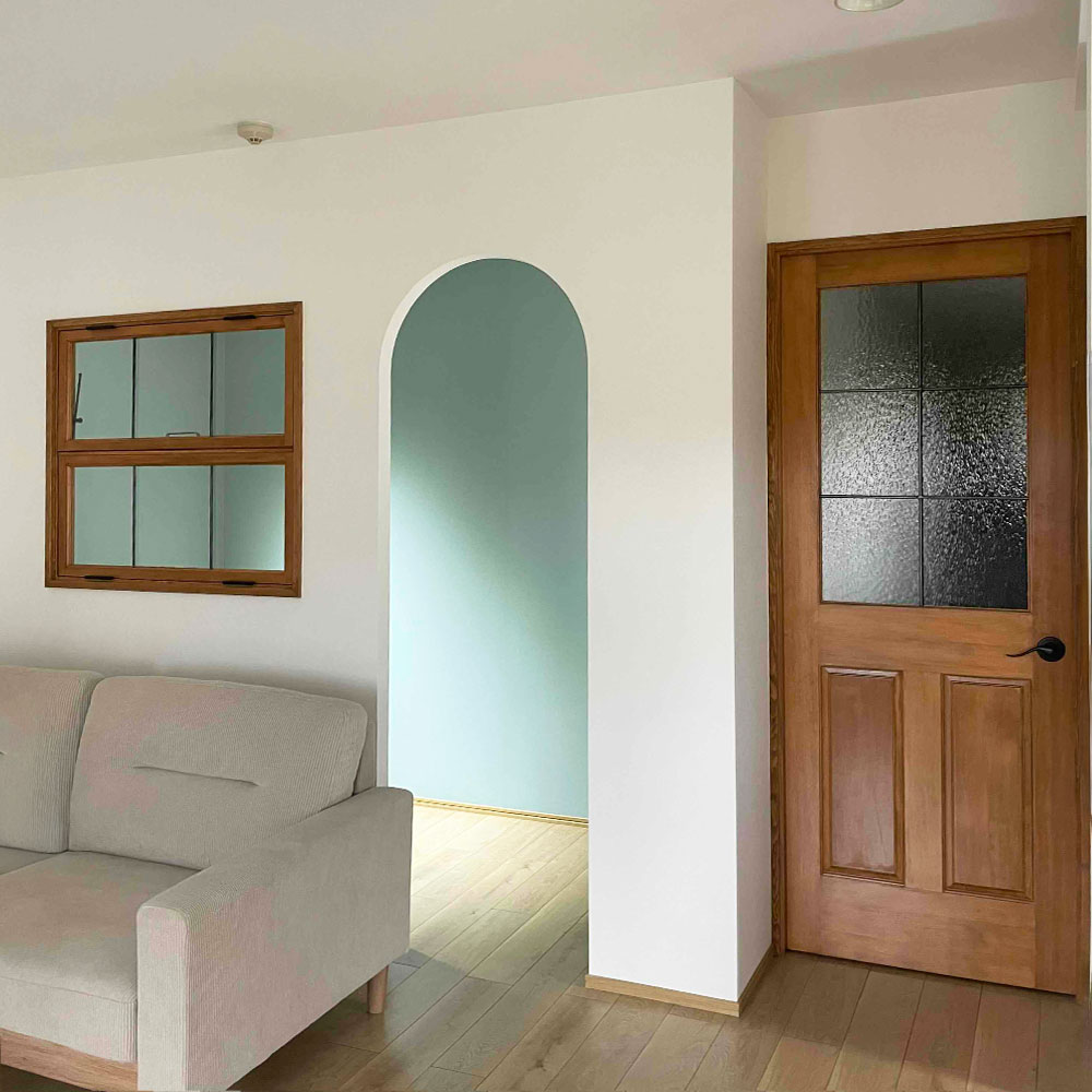 北欧モダンスタイルの室内:木製室内窓とアイアン格子ドアの調和