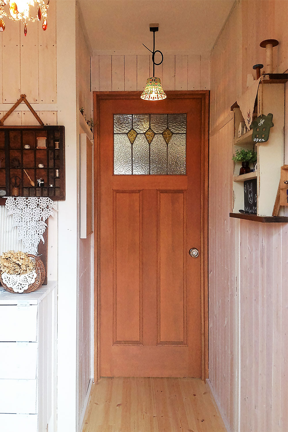 リノベーション事例:ステンドグラスドアが彩るアンティークな空間